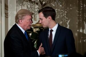 El presidente Donald Trump conversa con su yerno y asesor principal de la Casa Blanca, Jared Kushner, en una recepción de Hanukkah en la Casa Blanca.