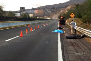 El sitio donde fueron hallados los cuerpos sin vida de tres personas dentro de unas bolsas y con signos de tortura, en el estado de Guerrero.