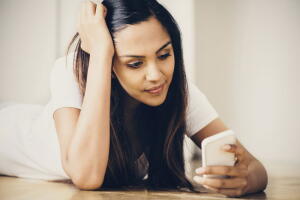 mulher-smartphone-celular.jpg