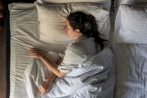 Sacrificar el sueño por trabajo, estudios o entretenimiento es común, pero no siempre inofensivo.