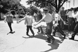El 1 de agosto de 1966, Joseph Whitman, disparó contra estudiantes de la Universidad de Texas en Austin y mató a 17 personas.