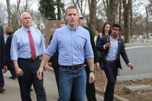 El gobernador de Missouri, Eric Greitens, junto al vicepresidente, Mike Pence, el 22 de febrero de 2017. 