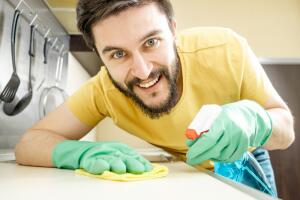 hombre-limpiando-la-cocina.jpg