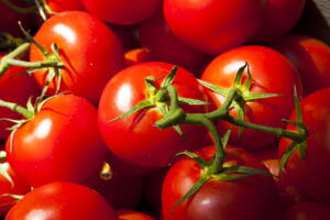 Aprenda truque que ajuda a retirar a casca do tomate com mais praticidade