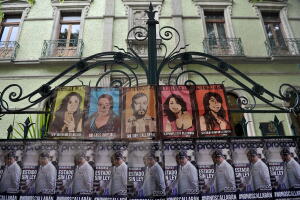 Vista de carteles con la imagen de las víctimas del homicidio múltiple en la colonia Narvarte.