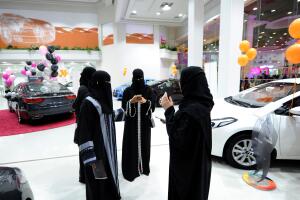 Arabia Saudita abre su primera agencia de autos para mujeres