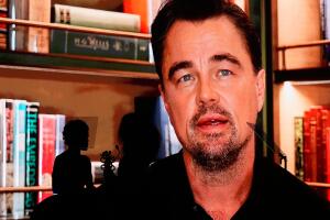 Leonardo DiCaprio apareció en un mensaje grabado durante su homenaje en el Festival Internacional de Cine de Palm Springs tras no poder viajar por "restricciones del espacio aéreo" ante la captura de Nicolás Maduro.
