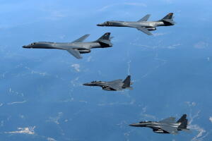 Bombarderos estadounidenses B-1B Lancer en maniobra militar con cazas surcoreanos