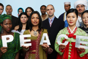 Personas de diferentes culturas con cartel de Paz