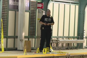 Hombre de 59 años muere apuñalado en tren de Queens; hay un detenido.