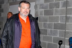 Fanáticos insultan al senador Ted Cruz mientras veía a los Astros de Houston en Nueva York