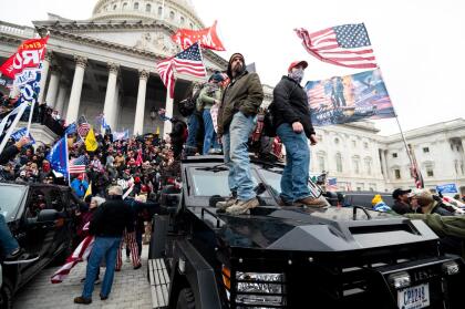 (FOTOS) PRIMERA VEZ EN LA HISTORIA DE EEUU QUE PASA EN EL CAPITOLIO 69 UNITED STATES - JANUARY 6: Trump supporters stand on the U.S. Capitol Police armored vehicle as others take over the steps of the Capitol on Wednesday, Jan. 6, 2021, as the Congress works to certify the electoral college votes. (Photo By Bill Clark/CQ-Roll Call, Inc via Getty Images)