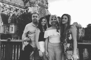 Daniela Castro y sus hijas