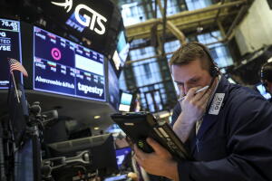 El índice Dow Jones en Nueva York tuvo la pero baja semanal desde hace dos años, un reflejo del temor a una guerra comercial entre EEUU y China luego del anuncio de Trump de que se impondrán gravámenes a las importaciones del gigante asiático. 