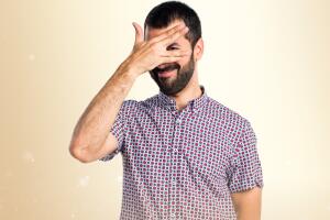hombre-cubriendose-el-rostro.jpg