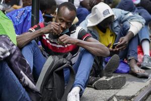 La Ciudad de Nueva York enfrenta una aguda crisis migratoria con una creciente oleada de solicitantes de asilo aguardando refugio.