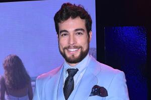 Novia de Danilo Carrera: El actor revela que ella “tiene sus títulos” de la realeza y que no la pudo tocar al conocerla