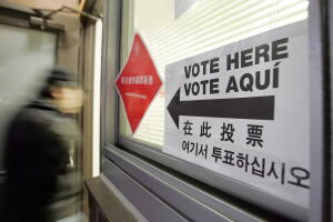 Más de 270,000 votantes que no dominan del todo el inglés y que no han recibido adaptaciones lingüísticas viven en 20 de los distritos electorales más disputados del país.