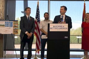 El secretario de Transporte, Pete Buttigieg, visitó Arizona.