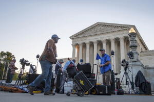 Trabajadores frente a la Corte Suprema horas antes del anuncio de Trump. 