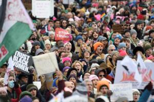 La marcha en Washington tuvo como eje la justicia de género, los derechos reproductivos y la democracia, con miles de asistentes movilizados.