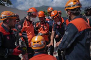 Rescatistas turcos buscan sobrevivientes tras terremoto en La Guaira