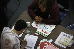 
Inmigrantes solicitan su ciudadanía anticipándose a la elección presidencial de EEUU