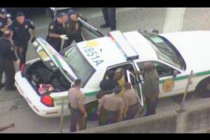 Mujer patea ventanilla de patrulla policial