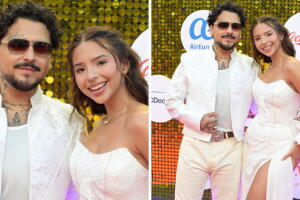 Ángela Aguilar y Nodal visten looks del mismo color para la alfombra roja de Premios Juventud 2026