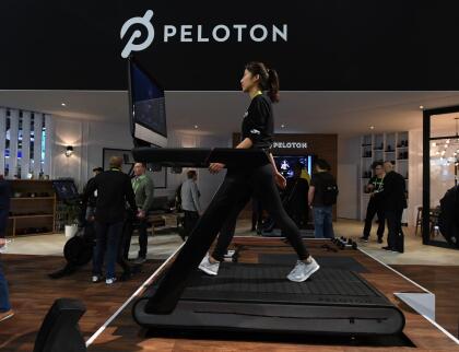 Esta es la Peloton Treadmill. Se espera que esta máquina de ejercicios esté disponible más adelante este año. Cuenta con una pantalla táctil de 32 pulgadas que conecta a los usuarios con instructores que imparten clases en vivo o a pedido. Ethan Miller