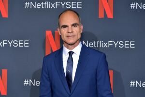 Michael Kelly como Viti en el elenco de El Pinguino