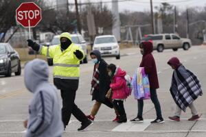 clases cancelación frío ártico tiempo invernal Greg Abbott Austin Texas