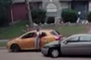 Una repartidora termina una entrega tras ser golpeada por un auto