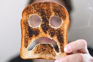 tostada-quemada-trsite-mal-dia.jpg