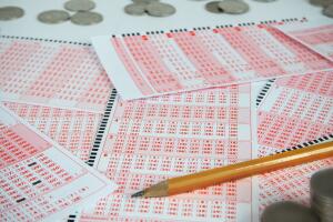 Afortunado en Long Island gana premio mayor de $13.9 millones en New York Lotto.