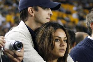 Foto-de-Ashton-Kutcher-y-Mila-Kuns-besandose.jpg