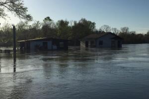 Deweyville, Texas se encuentra bajo el agua