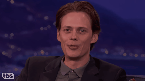 Bill Skarsgard sonríe como Pennywise sin maquillaje