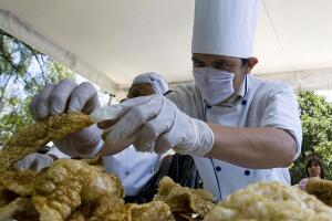 Chef sirviendo chicharrón de cerdo