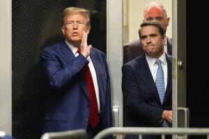 El expresidente Donald Trump hace comentarios al salir de una audiencia previa al juicio durante un receso con su equipo de defensa en la corte de Nueva York el lunes 25 de marzo de 2024. 