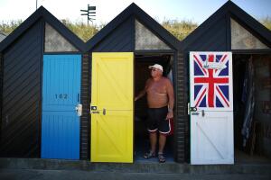 Otra precaución para la policía de Miami-Dade es no salir durante las horas donde la temperatura está más alta.  En fotos: Un turista mira hacia fuera de su choza de playa. 