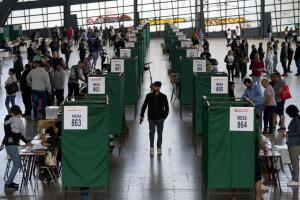 Los votantes hacen fila en un colegio electoral en Santiago, Chile