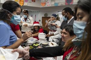 Personal médico disfruta de un almuerzo de Navidad en la unidad de cuidados intensivos del United Memorial Medical Center el 25 de diciembre del 2020 en Houston, Texas.