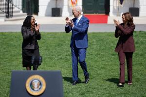 La magistrada Ketanji Brown, el presidente Joe Biden y la vicepresidenta Kamala Harris caminan hacia el podio de los jardines de la fachada sur de la Casa Blanca.