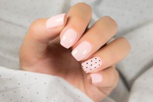 unas-pintadas-con-esmalte-manicura.jpg