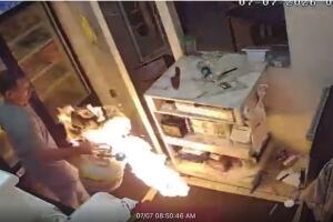 El sospechoso presuntamente llevó un tanque de propano en llamas al interior del restaurante.