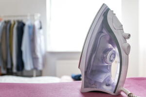 ferro-de-passar-roupa-0619-1400x800.jpg