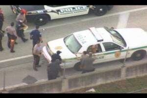 Mujer patea ventanilla de patrulla policial