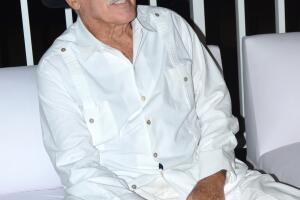 Andrés García se lastima nuevamente la espalda