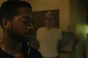 Shaun J. Brown como Tracy Edwards en la serie de Netflix The Jeffrey Dahmer Story.jpg